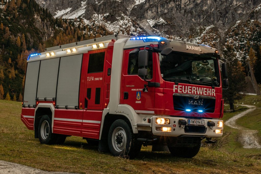 Tanklöschfahrzeug vor alpiner Landschaft