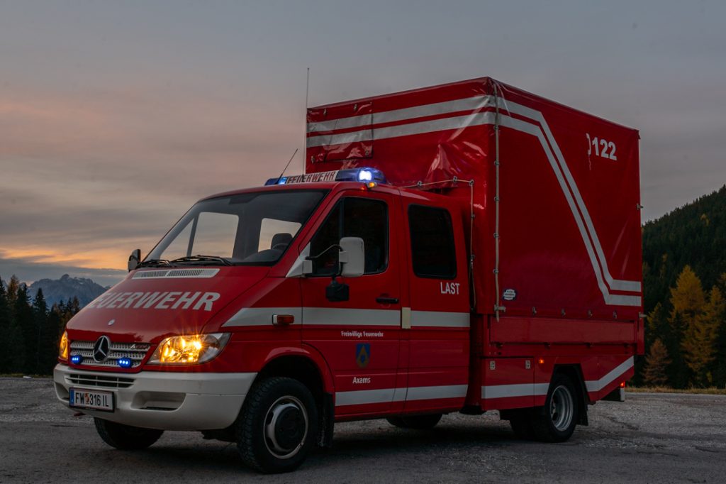 Transportfahrzeug im Abendrot