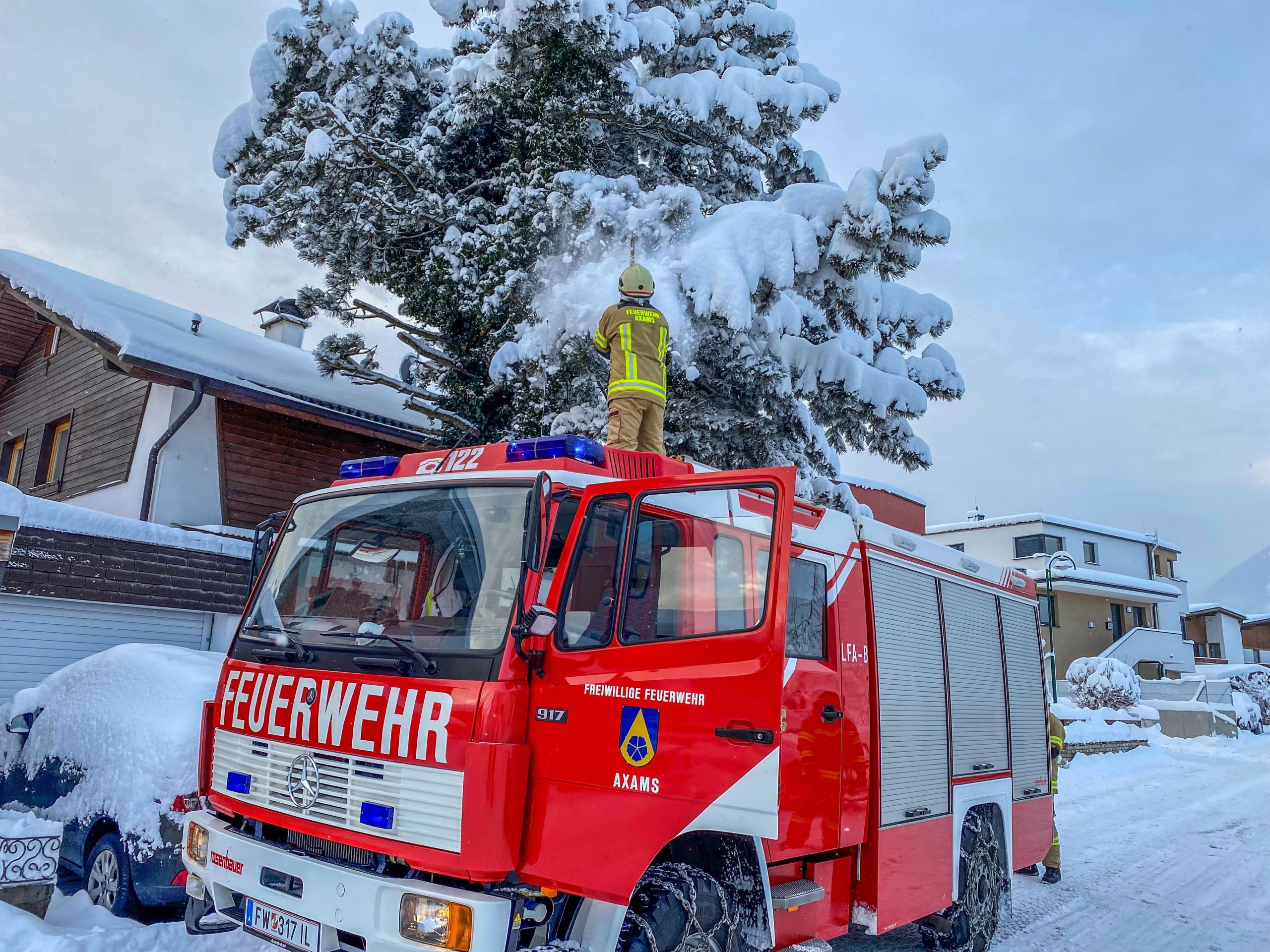 Mehr über den Artikel erfahren Bäume drohen unter Schneelast zu brechen