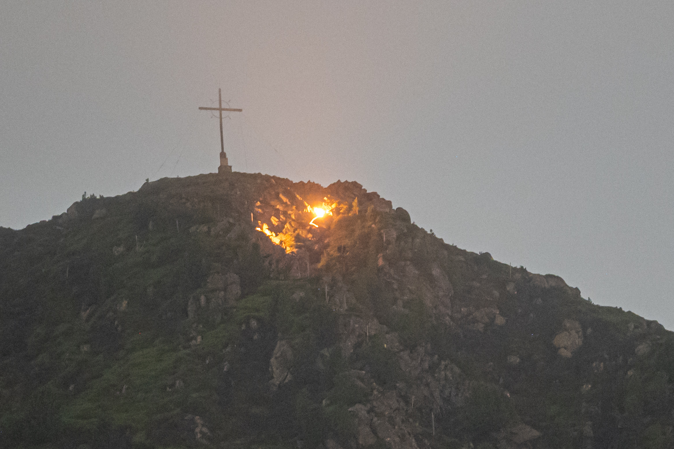 Mehr über den Artikel erfahren Waldbrand am Hausberg