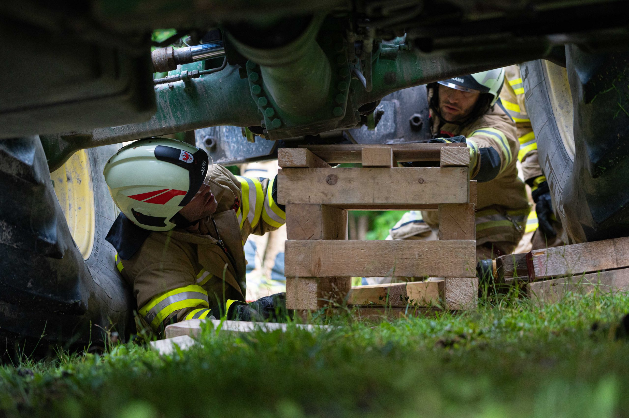 Mehr über den Artikel erfahren Übungsannahme: Person unter Traktor