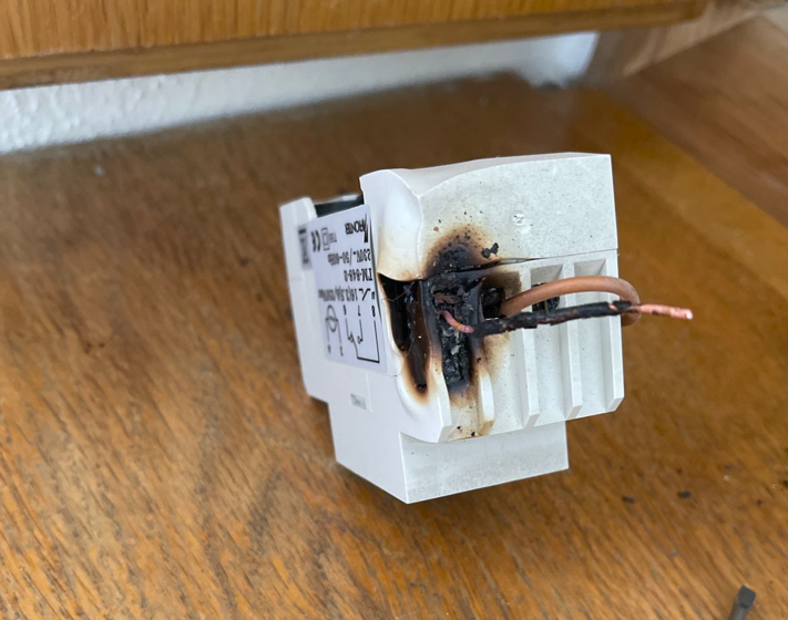 Mehr über den Artikel erfahren Brandgeruch in Wohngebäude