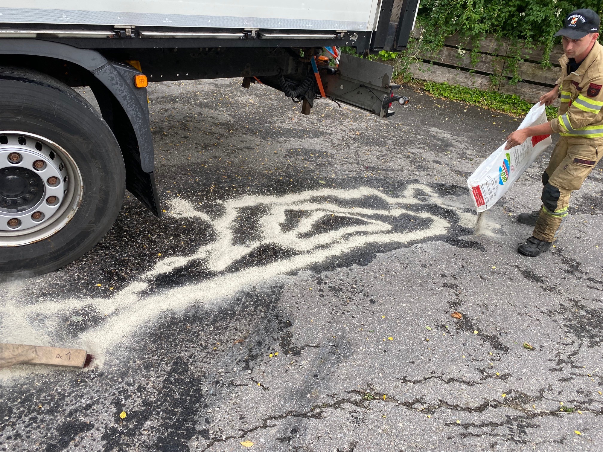 Mehr über den Artikel erfahren Betriebsmittelaustritt an LKW