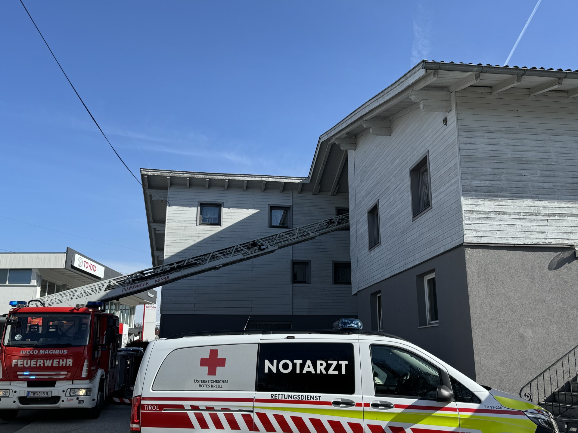 Mehr über den Artikel erfahren Drehleitereinsatz in Birgitz